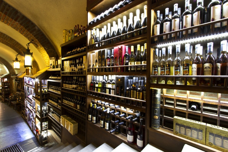 boutique-ST RAPHAEL-min_world_street_travel_shop_canon_georgia_wine_bottles-429767